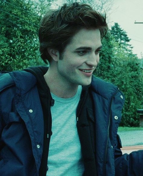 Edward Cullen Robert Pattinson, Vampire Twilight, Twilight 2008, Robert Pattinson Twilight, Twilight Edward, The Cullen, Twilight Film, Edward Bella, Twilight Pictures