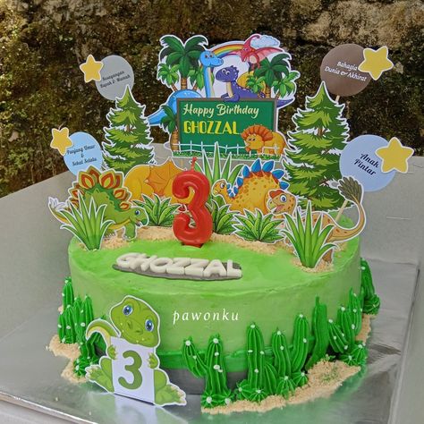 Cake Cowo, Topper Dinosaurus, Dinosaur Cakes For Boys, Dinosaur Themed Cake, Dinosaur Theme Cake, Dinosaur Cupcake Cake, Batman Party Decorations, Dinosaur Birthday Decorations, Dinosaur Cupcakes