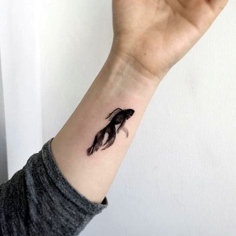 So Cute Tiny Fish tattoo Ideas (32) Small Fish Tattoos, Botanisches Tattoo, Goldfish Tattoo, Tattoos Inspiration, Koi Tattoo, Theme Tattoo, Koi Fish Tattoo, Fish Tattoo, Awesome Tattoos