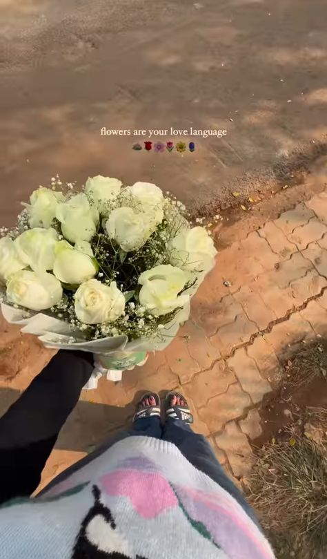 Flower Bouquet Instagram Story, Flower Bouquet Snap, Flowers Ig Story, Flower Gift Snapchat Story, Flower Bookey, Drawn Borders, Snap Streaks, Funny Snapchat Pictures, Clever Captions For Instagram