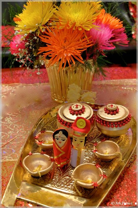 Gaye holud Holud Dala Decoration, Gaye Holud Decorations, Holud Outfit, Bengali Decor, Nikkah Board, Bengali Tradition, Gannu Bappa, Wedding Dala, Haldi Decorations