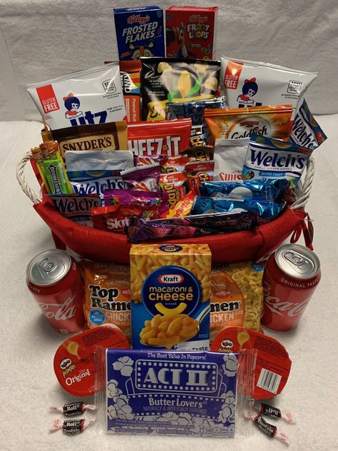 A Fantastic Gift Idea For College Students! What's the best way to get to a college student's heart? Through their stomach of course! This carefully designed college survival kit includes a mix of tasty treats as well as brain food to help your student through the semester. If you have a member of the family away from home, sometimes the best way to show you care is through the little things. This homey kit can put a smile on their face and help them through those late night projects. Our pre-pa Unique Graduation Gifts High Schools, Student Snacks, College Gift Boxes, Dorm Snacks, College Gift Baskets, Student Survival Kits, College Dorm Gifts, Dorm Gifts, College Survival Kit