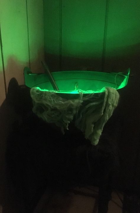 Spooky Witch's caldron with green spider webs and battery green lights! Witch Caldron, Witches Caldron, Witches House, Green Spider, Green Halloween, Green Lights, Food Decor, Black Witch, Spider Webs