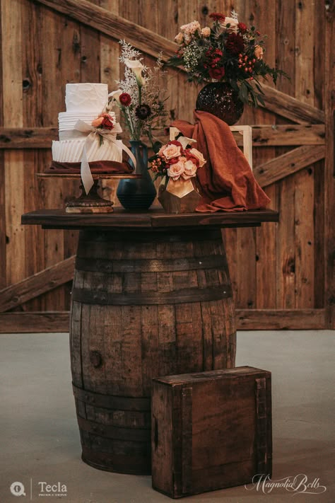 Rustic Fall Wedding Ceremony Decor, Rustic Cake Table Ideas, Western Wedding Centerpieces Wedding Table Decor, Fall Western Wedding Table Decor, Western Cake Table, Texas Fall Wedding, Barn Door Wedding Backdrop, Western Event Decor, Fall Wedding Cake Table