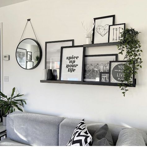 Picture Wall Living Room, Shelf Decor Living Room, Picture Shelves, Apartment Living Room Design, Christmas Homescreen, Living Room Shelves, Living Room Mirrors, Apartment Decor Inspiration, Decor Home Living Room