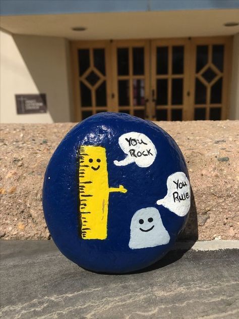 Painted Rocks Ideas Creative, Rock Jokes, Painted Rocks Ideas, Funny Rock, Holguin, Time Activity, Rock Painting Tutorial, Gif Disney, Art Pierre