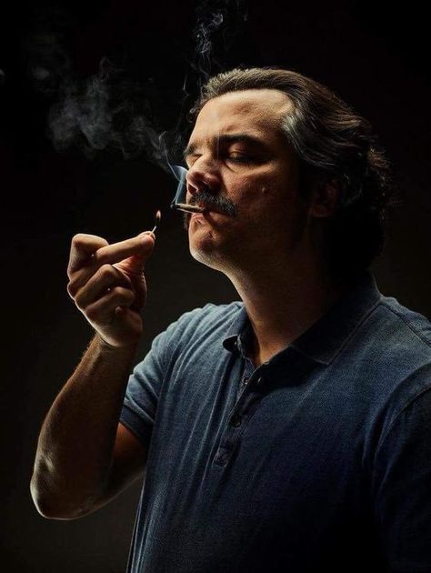 Cinemovie on Twitter: "“Amerika’da bir hücre yerine Kolombiya’da bir mezarı tercih ederim.” (Narcos)… " Pablo Escobar Pictures, Narcos Poster, Narcos Wallpaper, Pablo Escobar Quotes, Pablo Escobar Poster, Don Pablo Escobar, Pablo Emilio Escobar, Septième Art, Pablo Escobar