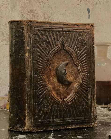 Medieval Spell Book, Grimware Book, Witch Journal Cover, Wizard Trinkets, Spellbook Fantasy Art, Old Spell Book, Old Grimoire, Spellbook Cover, Grimoire Aesthetic