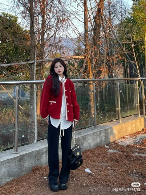 Red Cardigan Christmas Outfit, Red Cardigan Outfit Korean, Red Cardigan Outfit Aesthetic, Cardigan Outfit Korean, Long Red Cardigan, Cardigan Outfit Aesthetic, Korean Fashion Winter, Korean Outfit Street Styles, Uniform Fashion