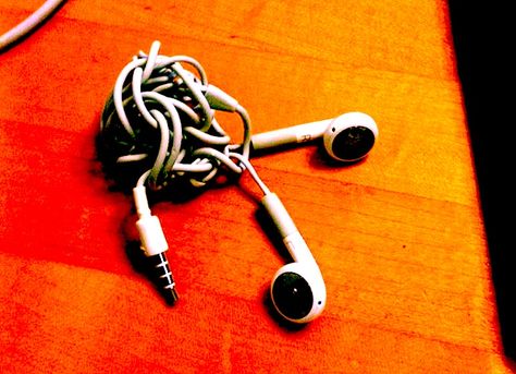 There's a scientific reason for why your earbuds always get tangled Ipod Headphones, Tangled Headphones, Iphone Earbuds, Fly Fishing Knots, Fishing Hook Knots, Hook Knot, Wrapping Stones, Camping Knots, Iphone Headphones