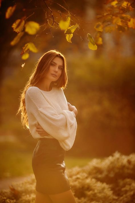 Photo Inspo Fall, Fall Photoshoot Portraits, Fall Photoshoot Ideas For Women, Fall Shoot Ideas, November Photoshoot Ideas, Fall Photoshoot Poses, Autumn Poses, November Photoshoot, Fall Portrait Photography