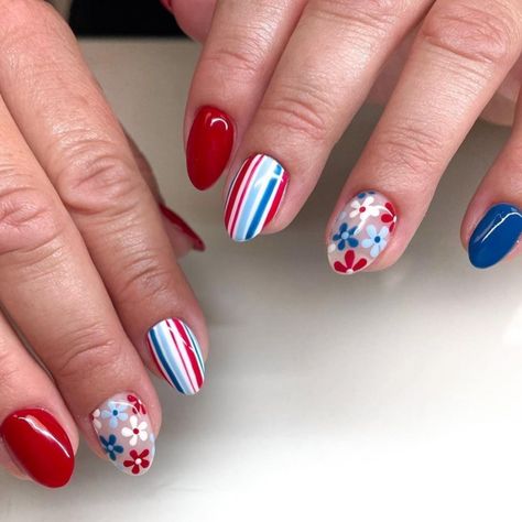 red and blue nails with flowers and stripes Easy 4th Of July Nails, 4th Of July Nail Ideas, 4th Of July Nail, Patriotic Nails Design, Firework Nails, Flag Nails, Nail Aesthetic, Patriotic Nails, Usa Nails