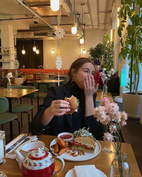 Table With Food, Cafe Pictures, Never Grow Old, Grow Old, Sitting Poses, Woman Sitting, Foto Poses, People Eating, Instagram Pose