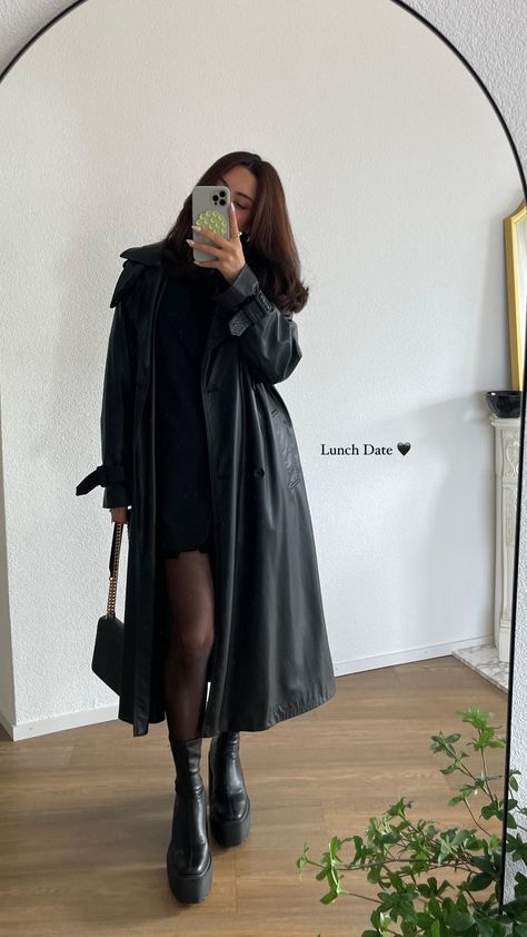 Black Wool Trench Coat Outfit, Long Black Trench Coat Outfit, Outfit Cita Noche, Long Black Leather Jacket Outfit, 007 Theme Party Outfit Women, Female Mafia Boss Outfit, Luxury Goth, Black Outfit Winter, Fashion Brenda