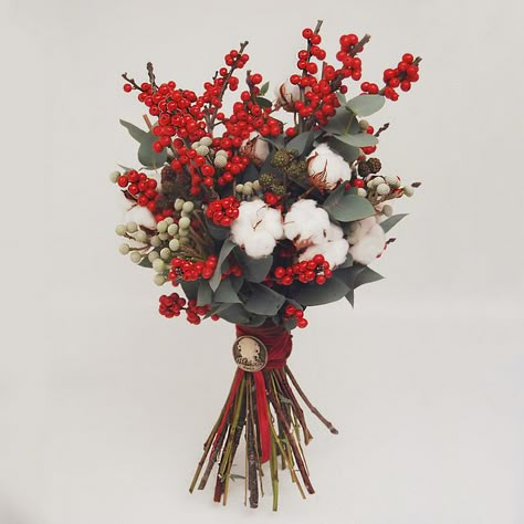 winter bouquet by Jolly Bunch Winter Flower Decorations, Diy Winter Bouquet, Winter Bouquet Ideas, Christmas Floral Bouquets, Winter Flower Bouquet Gift, New Years Bouquet, Small Christmas Bouquet, Winter Flowers Arrangements, Flower Bouquet Christmas