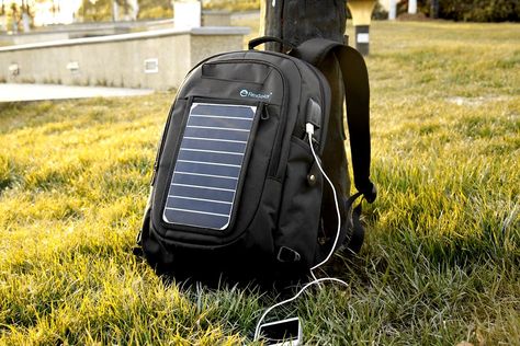 This Solar Bag is the Key to your Perpetual Wanderlust | Yanko Design Cactus Container, Engineering Humor Funny, Solar Powered Toys, Solar Backpack, Energy Machine, Solar Energy Projects, Energy Water, Solar Camping, Engineering Humor