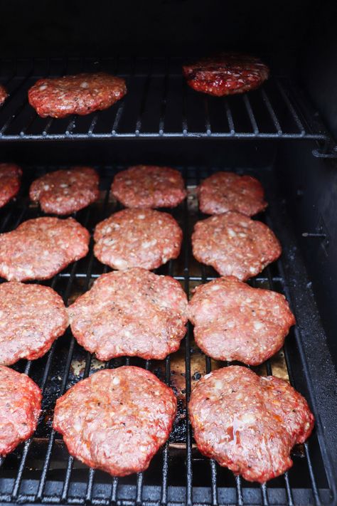 Smoked Burger Recipe Process Bbq Salmon Recipes, Smoked Hamburgers, Wood Pellet Grill Recipes, Bbq Smoker Recipes, Smoked Burgers, Traeger Grill Recipes, Steak Spice, Juicy Hamburgers, Grilled Recipes