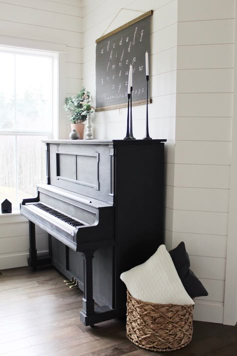 Piano Room Decor, Piano Living Rooms, Boho Style Room, Painted Pianos, Piano Decor, Black Piano, Piano Room, Upright Piano, A Living Room