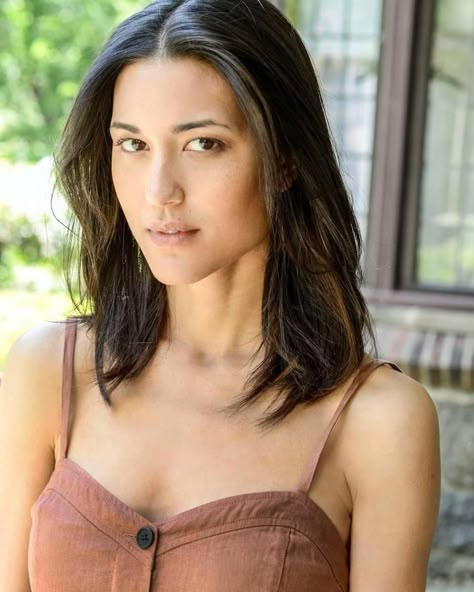 Julia Jones as Ilana Nashuk Hispanic Hairstyles, Native American Actress, Family Tree Picture Frames, Julia Jones, The Twilight Saga, American Beauty, Blackpink Photos, Celebrity Photos, Pretty Woman