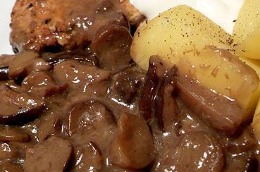 Polish Mushroom Sauce (for meat n taters) - MANY other Polish recipes/foods in this link Chopped Beef, Slovak Recipes, Mushroom Sauce Recipe, Chopped Steak, Ukrainian Recipes, Mushroom Gravy, Gravy Recipe, Mushroom Sauce, Gravy Recipes