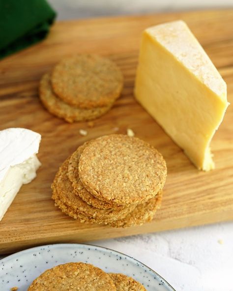 Cheesy Scottish Oatcakes Quick Homemade Snacks, River Enchanted, Scottish Oatcakes, Savory Crackers, Savory Biscuits, Oat Cake Recipes, Nutritional Recipes, Savoury Crackers, Travel Recipes