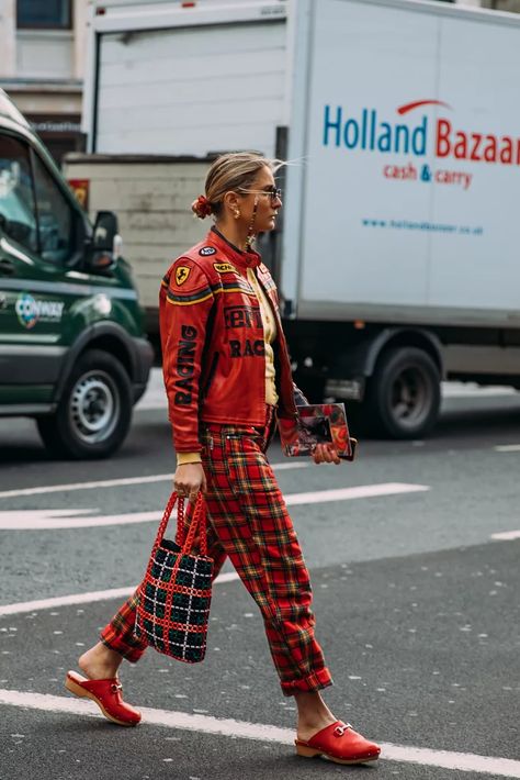 Plaid Pants Street Style, Tartan Street Style, Holiday Street Style, Rocker Street Style, Portuguese Street Style, Portuguese Style Fashion, Contrasting Outfits, Fashion Week Street Style Winter, Rock Street Style