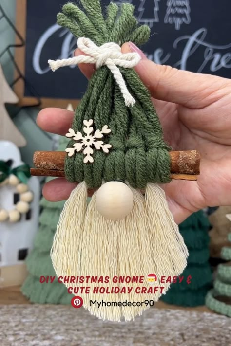 Christmas Decorations Diy Crafts, Handmade Christmas Crafts, Diy Gnomes, Gnomes Crafts, Holiday Crafts Christmas, Chunky Wool, Christmas Gift Baskets, Christmas Ornament Crafts, Christmas Crafts Decorations