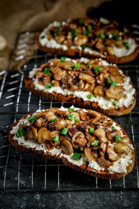 Pioneer Woman Mushroom Ricotta Toast, Mushroom And Ricotta Recipes, Ricotta Sandwich Recipes, Mushroom Ricotta Toast, Ricotta Toast Breakfast, Fast Lunch Ideas, Ricotta Toast Recipes, Ricotta Breakfast, Mushroom Ricotta