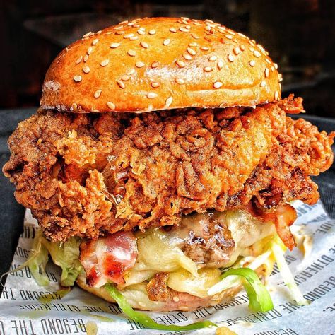 Cheat Day eats 😈 ��� Zinger Burger, Fried Chicken Sandwich, Junk Food Snacks, Cheat Day, Yummy Comfort Food, Food Goals, Chicken Sandwich, Food Obsession, Pretty Food