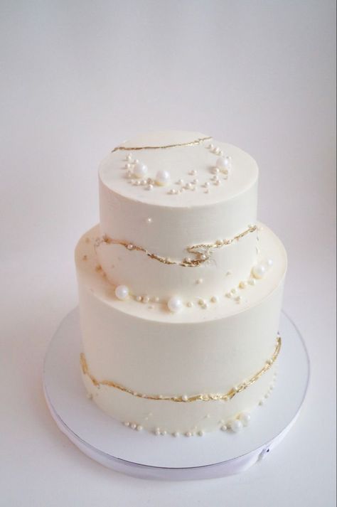 Wedding Cake Gold And White, Engagement Cake Ideas Elegant, Pearl Wedding Cakes, Minimalistic Wedding Cake, Wedding Cake With Pearls, Simple Elegant Wedding Cake, Gold Leaf Wedding Cake, Pearl Wedding Cake, White And Gold Wedding Cake