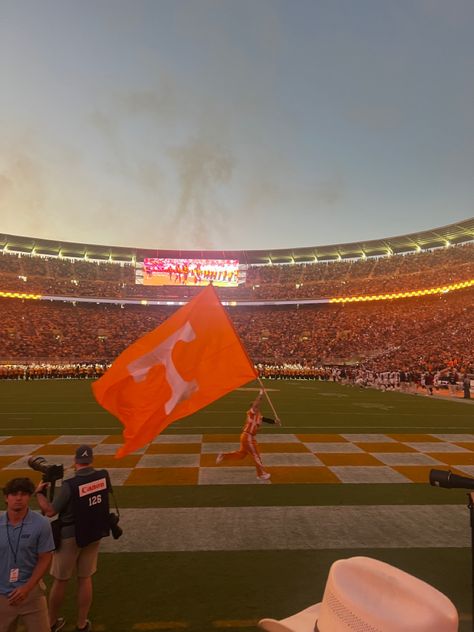 college gameday at UTK! #gameday #tennessee #aesthetic #wallpaper #football Life In Tennessee, Asthetic Picture Tennessee, University If Tennessee, Utk College Aesthetic, University Tennessee Knoxville, Tennessee University Aesthetic, Tennessee Aesthetic Wallpaper, Vols Aesthetic, Tennessee Vols Aesthetic