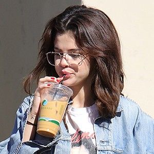 Selena Gomez In Glasses, Selena Gomez Glasses, Selena Gomez Concert, Classy Glasses, Best Eyeglasses, Wearing Glasses, Glasses Fashion, Eye Glasses, Selena Gomez