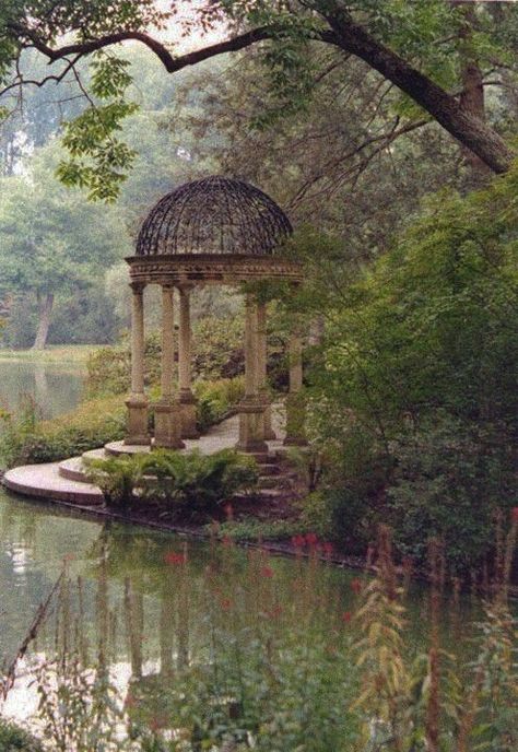 Gazebo By The Lake, Italian Rose Garden, Gazebo On Water, Garden Italian Style, Houses By Lakes, Gazebo With Flowers, Large Flower Gardens, Garden Gazebo Aesthetic, Gazebo In Garden