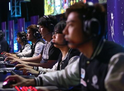 http://www.heysport.biz/ Team Invictus competes during the Dota 2 (Defense of the Ancients) video game tournament to begin at the Warfield Theater in San Francisco, Calif., on Sunday, May 10, 2015. Photo: Amy Osborne, The Chronicle Video Game Tournament, Esports Gaming Arena Design, Gaming Tournament, Unreal Tournament 2004, Clash Of Clans Hack, Defense Of The Ancients, History Of Video Games, World Of Warcraft Gameplay, E Sports