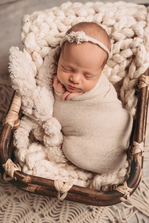 Neutral Boho Newborn Photos, Neutral Maternity Pictures Studio, Neutral Newborn Photos, Modern Newborn Photography, Baby Shoot Ideas Newborn, Neutral Newborn Photography, Neutral Photography, Newborn Ideas, Toddler Pictures