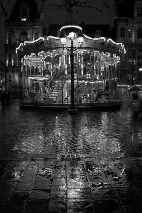 Foto Muro Collage, Black And White Photo Wall, Black And White Picture Wall, Gray Aesthetic, Paris Photography, Print Black And White, Merry Go Round, Black And White Wallpaper, Photo Wall Collage