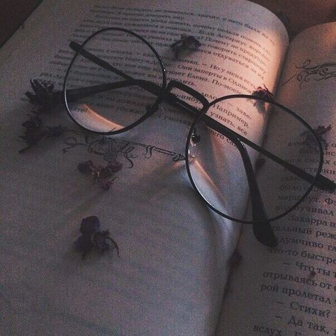 “A reader lives a thousand lives before he dies. The man who never reads lives only one.” George R.R. Martin, A Dance with Dragons (A Song… Book And Glasses Aesthetic, Lunette Aesthetic, Reading Glasses Aesthetic, Elf Wizard, Fantasy Oc, Glasses Aesthetic, White Wallpapers, Glasses Tattoo, Advertising Quotes