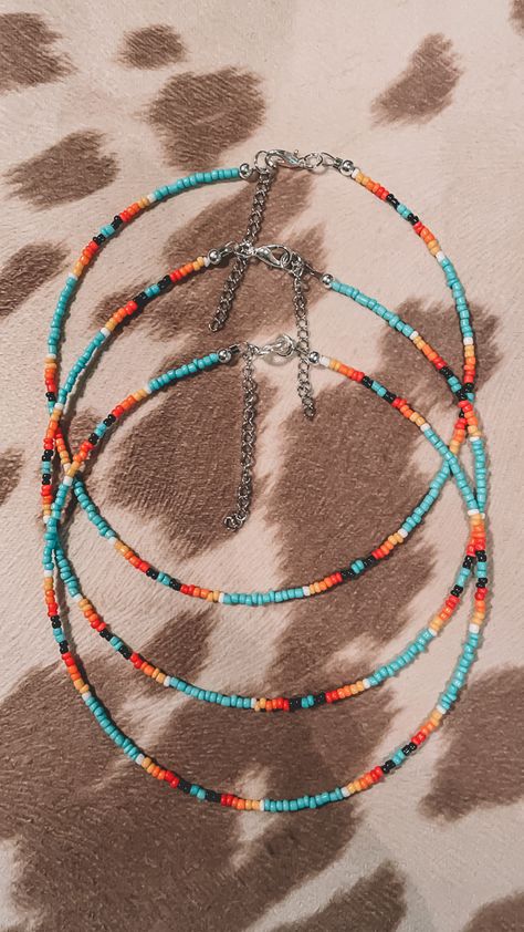 Preppy Bead Necklace, Bracket Ideas Seed Beads, Preppy Necklace Ideas, Seed Bead Western Necklace, Aesthetic Seed Bead Necklace, Cute Necklace Ideas Beads, Preppy Seed Bead Jewelry, Summer Beaded Necklace Aesthetic, Aesthetic Seed Bead Jewelry