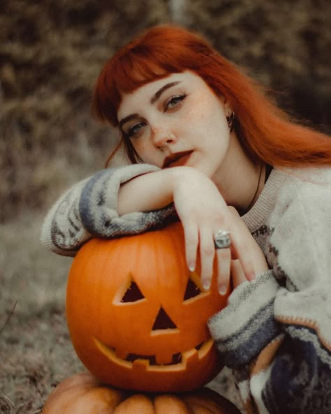 Fall Photoshoot With Pumpkins, Fall Aesthetic Photoshoot Ideas, Fall Selfies Instagram, Foto Halloween Aesthetic, Halloween Self Portrait Photography, Pumpkin Head Photography, Holding Pumpkin Pose Reference, Spooky Portrait Photography, Halloween Reference Photos