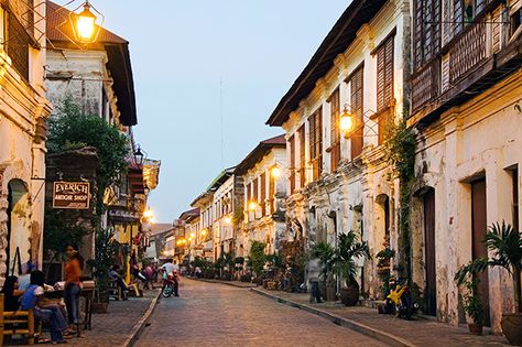 Picture of colonial-era homes in Vigan City, Philippines Vigan Philippines, Filipino Architecture, Visit Philippines, Philippines Beaches, Luxury Exterior, Go Back In Time, Vigan, Colonial Architecture, Amazing Buildings