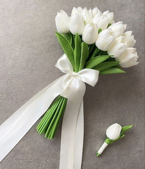 Tulip Bouquet Wedding, Tulip Bridal Bouquet, White Tulip Bouquet, Brides Flowers Bouquet, Bombshell Makeup, Simple Wedding Bouquets, Fest Temaer, Tulip Wedding, Bridal Bouquet Flowers