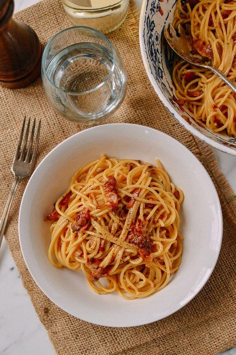 Eating Pasta Aesthetic, Puttanesca Pasta, Apartment Cooking, Perfect Spaghetti, Pasta Aesthetic, Eating Pasta, Spaghetti Carbonara Recipe, Sauce Spaghetti, Woks Of Life