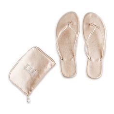 25 Bachelorette Party Favors Your Bride Tribe Will Love - gold foldable flip-flops $16 WeddingWire Shop Beach Wedding Footwear, Flip Flop Wedding Favors, Party Ideas For Friends, Long Distance Baby Shower Invitations, Wedding Pedicure, Bachelor And Bachelorette Party, Wedding Footwear, Bachelor Party Ideas, Cute Pedicures