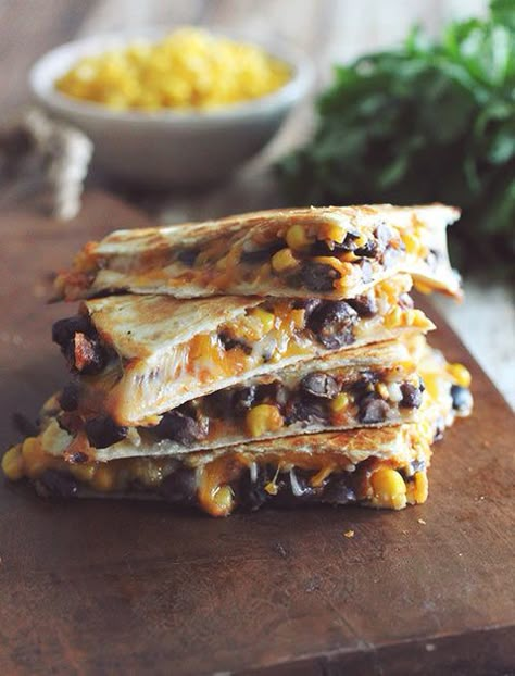 Black beans are a protein-packed, delicious and relatively low-cal filling in just about any Mexican concoction. Meals Under 500 Calories, Low Calorie Meals, Cheap Healthy, Summer Recipes Dinner, Calorie Meals, Calorie Recipes, Lunchbox Ideas, No Calorie Foods, Food Easy