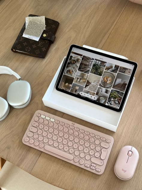 Ipad Essentials, Bluetooth Mouse, Ipad Aesthetic, Cute Desk, Apple Ipad Pro, Studying Inspo, Study Inspiration, School Motivation, Apple Products