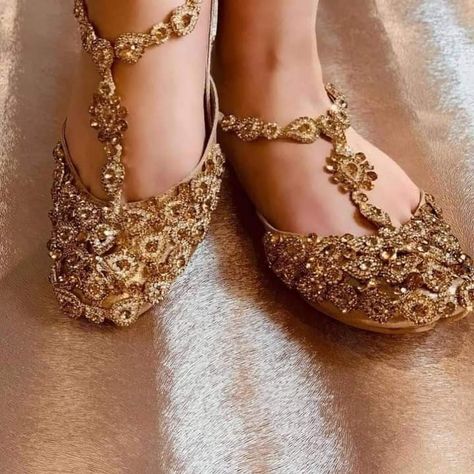 Punjabi Shoes, Bridal Sandals Heels, Indian Wedding Shoes, Wedding Jewellery Designs, Bridal Jewelry Sets Brides, Indian Shoes, Punjab Pakistan, Kundan Bangles, Punjabi Jutti