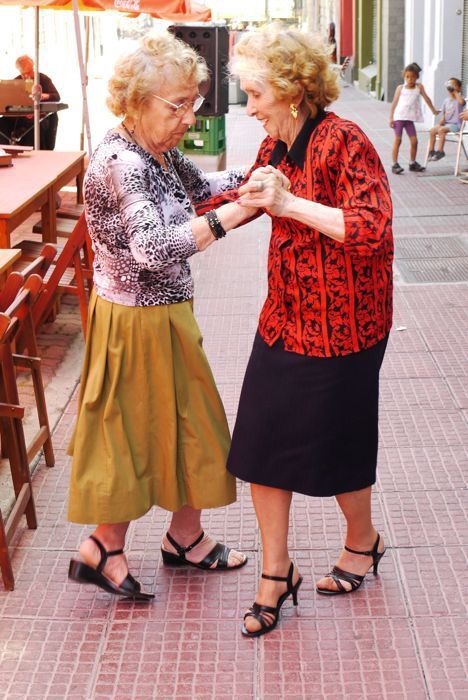 Old Ladies Having Fun, Cool Old Lady, Grandma Dancing, Dance Like No One Is Watching, Shall We Dance, People Dancing, Advanced Style, Old Lady, Ageless Beauty