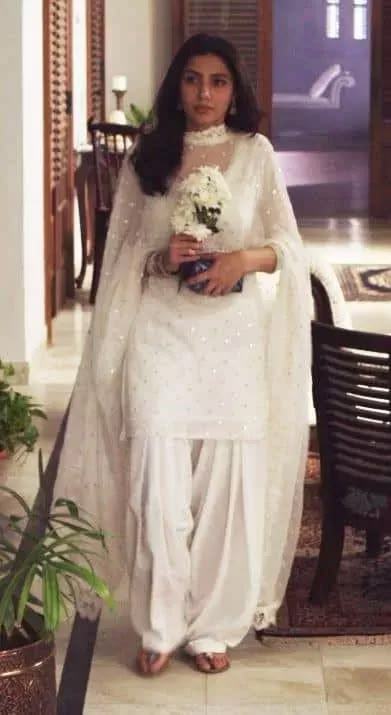 30 Ideas On How To Wear White Shalwar Kameez For Women Mahira Khan Dresses, Simple Indian Suits, Patiala Suit Designs, Desi Clothing, Desi Dress, Punjabi Outfits, Desi Fits, Traditional Indian Dress, Mahira Khan