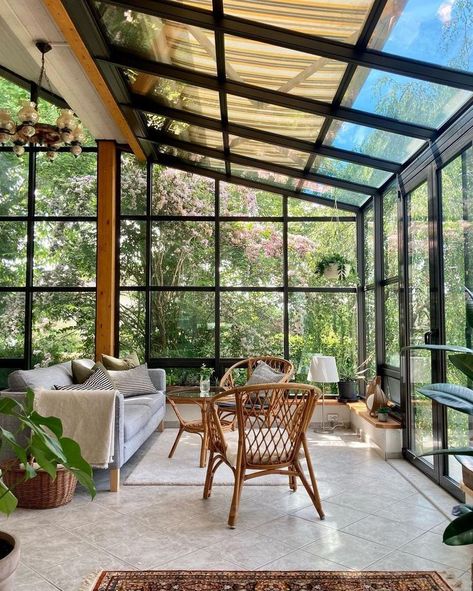 Glass Sunroom, Window Seat Ideas, Modern Greenhouses, Conservatory Design, Sunroom Decorating, Rooftop Terrace Design, Glass Extension, Sunroom Designs, House Extension Design