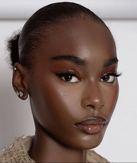 ᥫ᭡ on X: "— glam by taishamakeup. https://t.co/mGZq1KZMiM" / X Jia Song, How To Be Irresistible, Maquillage Yeux Cut Crease, Makeup For Black Skin, Brown Skin Makeup, Be Irresistible, Soft Glam Makeup, Dark Skin Beauty, Glamour Makeup